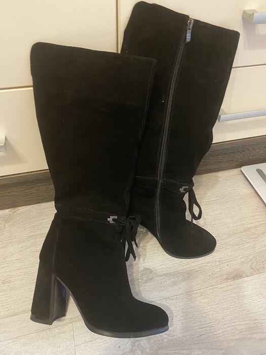 Чоботи жіночі, на підборах, з натурального замшу, 37 розмір. Стан нови