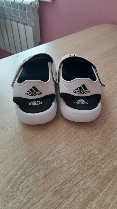 Продаються дитячі босоножки