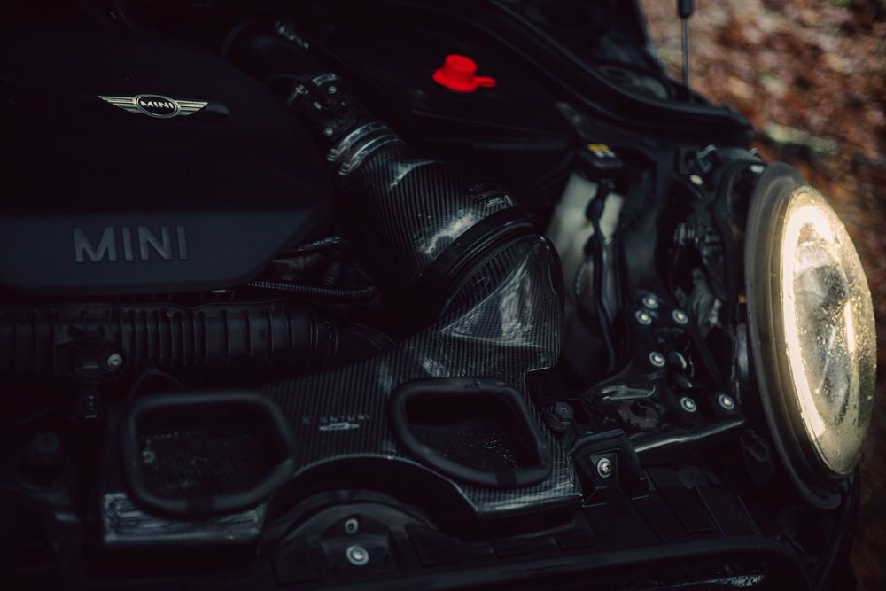 Mini John Cooper Works com muito material