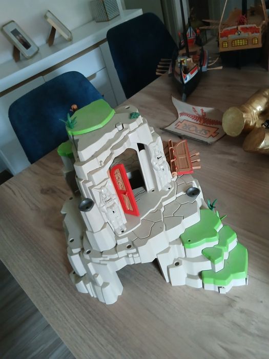 Vendo castelo e caverna da playmobil e dragoes,cavalos e acessorios