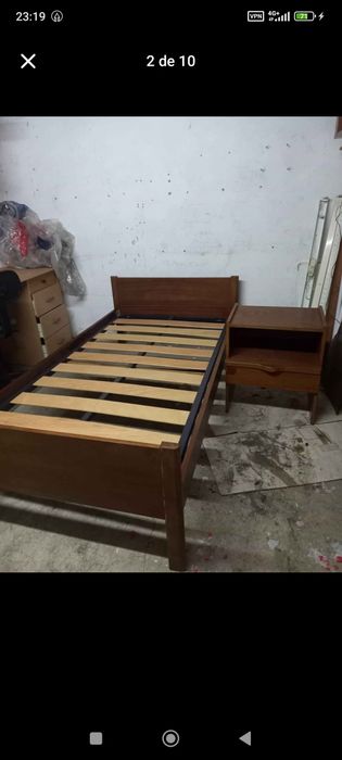 Cama e mesinha cabeceira