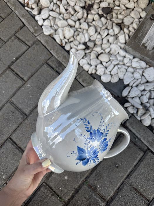 Добротный чайник с крышкой