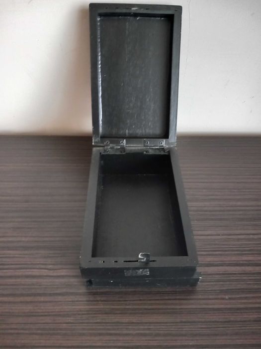 szkatułka drewniana z piratem