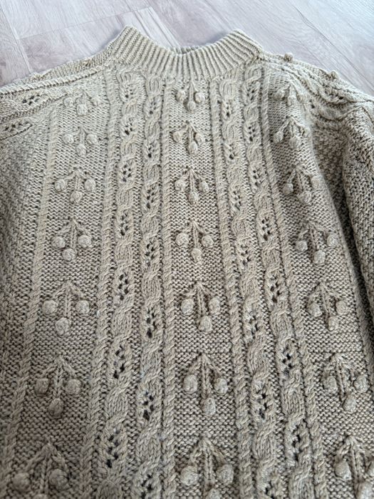 Beżowy sweter z kulkami