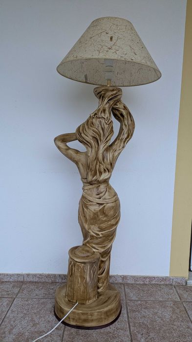 Candeeiro de Sala com estátua de mulher em cerâmica