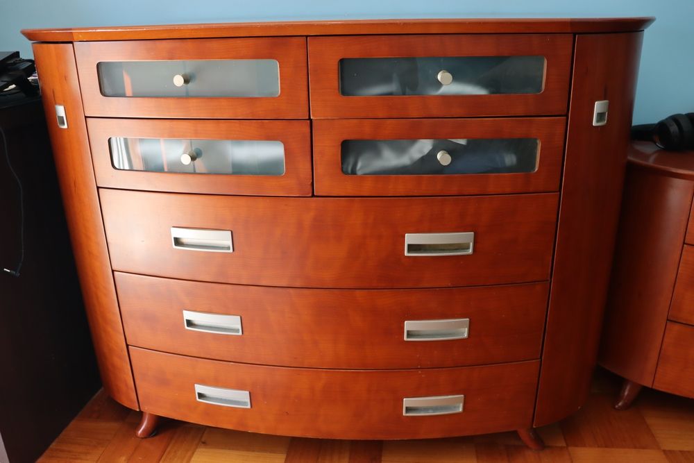 Cómoda com espelho e mesinha de cabeceira