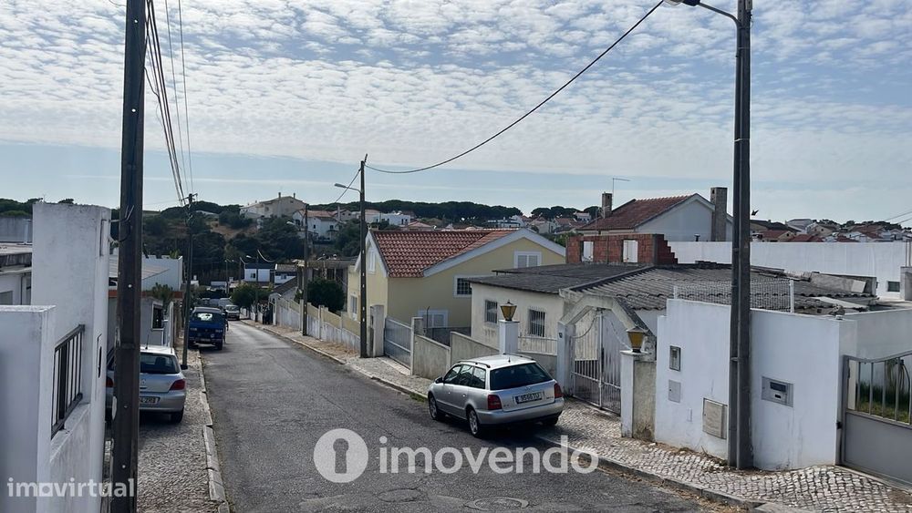 Moradia T4 com garagem e próxima da praia, na Charneca da Caparica
