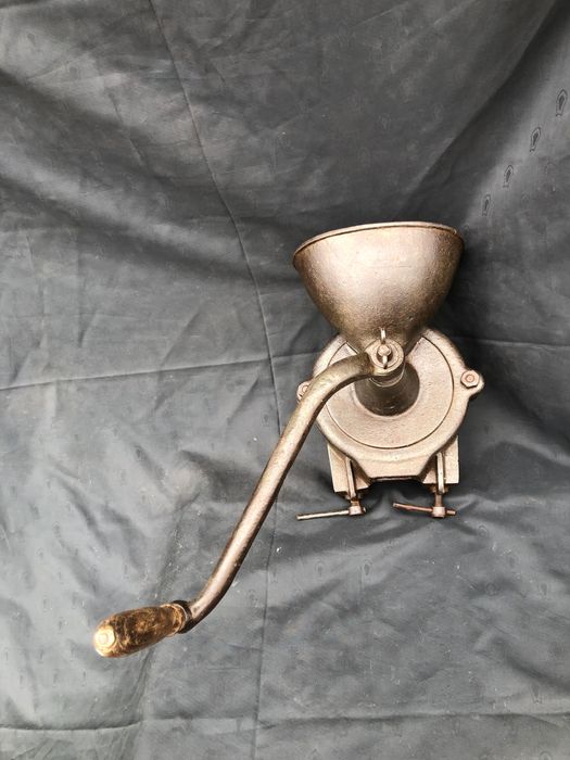 Zabytkowy Ładny. Niespotykany Młynek śrutownik ?