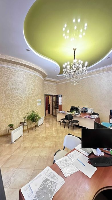 Продаж фасадного приміщення вільного призначення Зарічанська