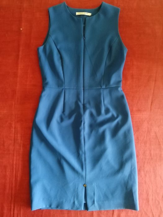 Vestido clássico azul marinho. Assenta muito bem no corpo. Tamanho: 36