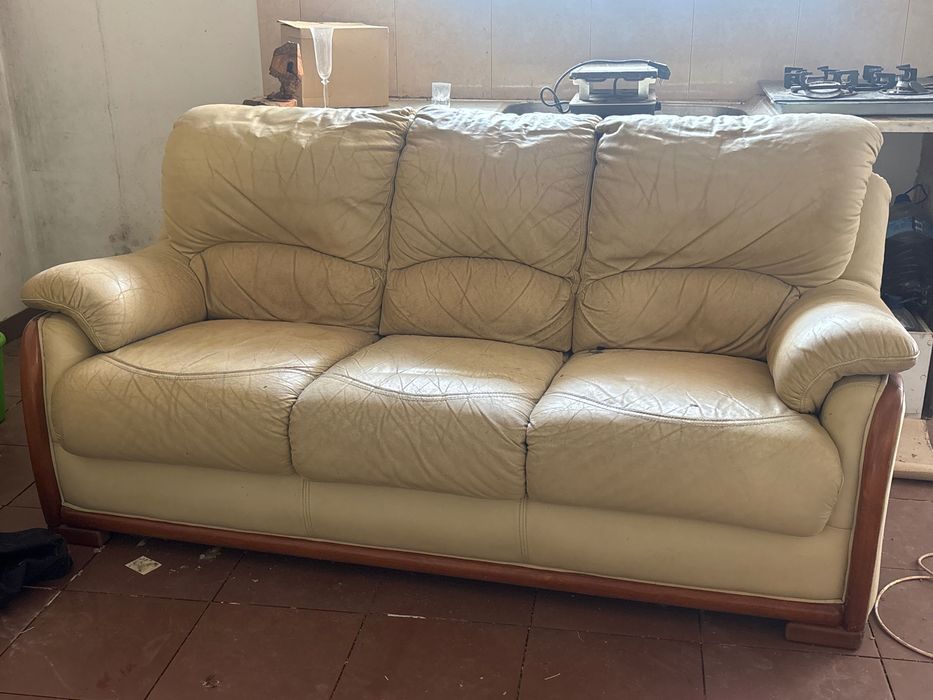 Sofá de três lugares para dar