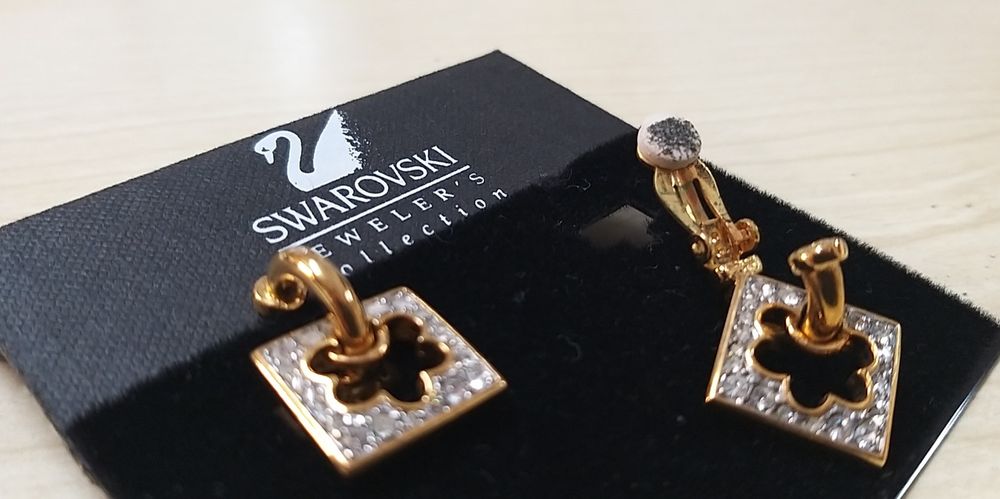 Brincos de mola Swarovsky.
