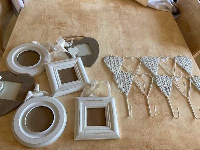 2 cabides em formato coração + 6 molduras