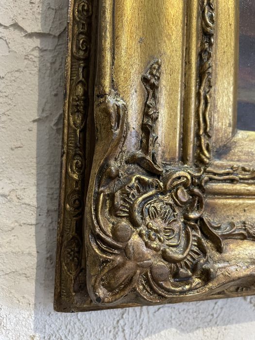 Kwiaty letnie w wazonie w pieknej drewnianej ramie