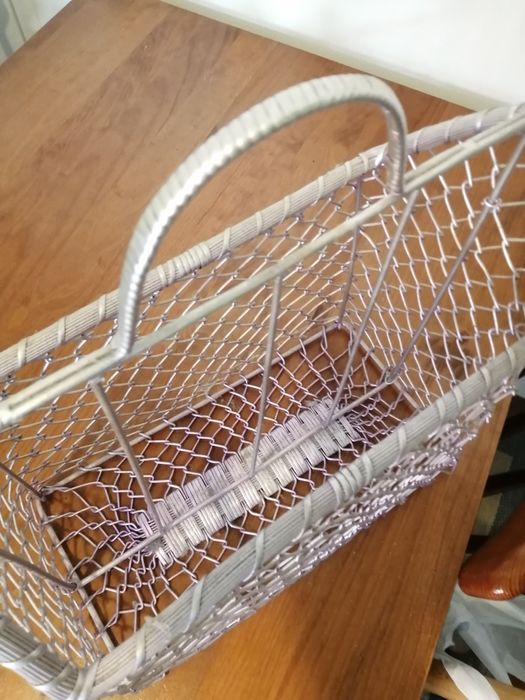 Porta garrafas (ou revistas) de "arame" com pega