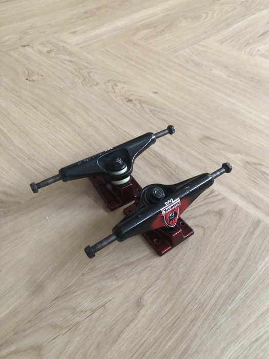 Trucki do deski Venture pro model Youness 5.25 low czarno czerwone