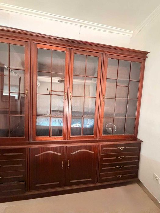 Móvel de Sala em Madeira com Cristaleira