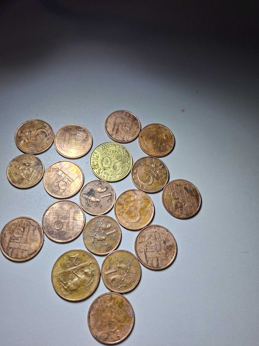 Lote de 126 moedas de diversos países, anos e valores