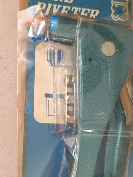 Ferramenta Rebitadora ou Rebitadeira nova e Rebites