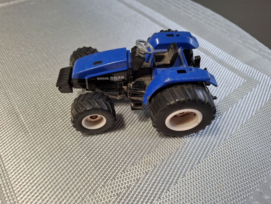 Model Traktor skala 1:43