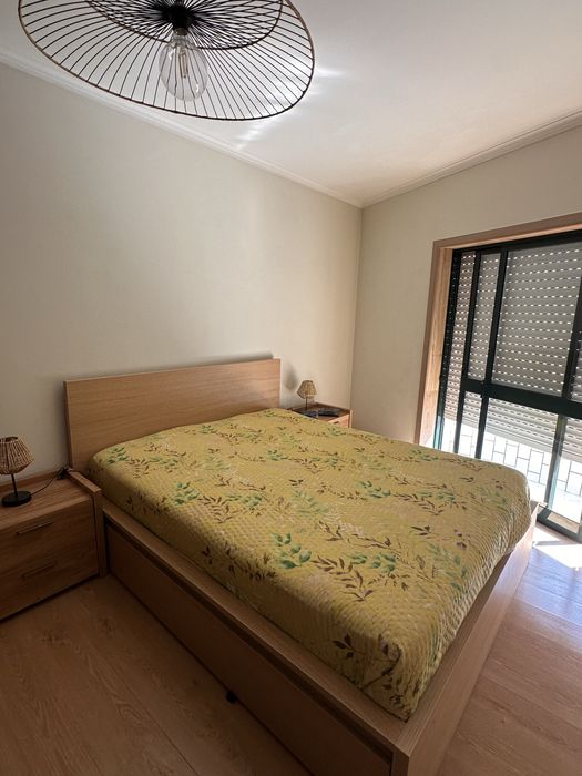 Cama de casal com arrumação e colchao