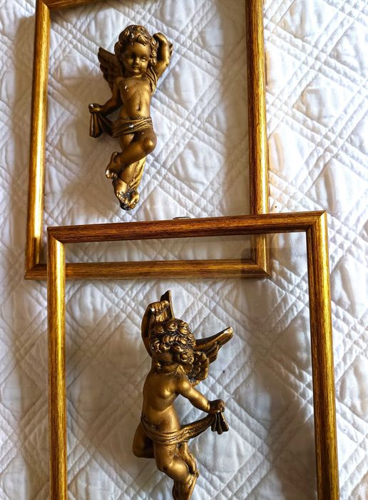 Par de quadros decorativos com Anjos dourados.