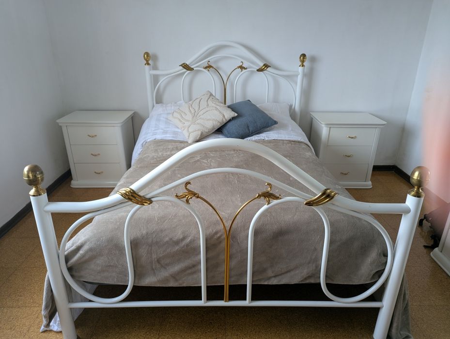 Cama de metal branca 190x140 cm