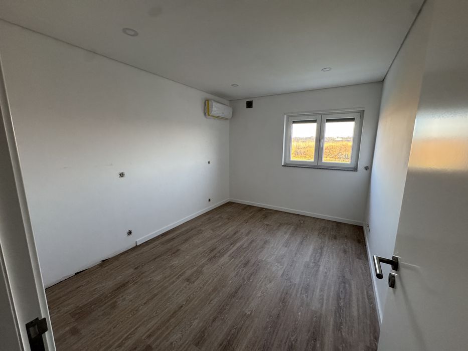 Apartamentos T2 com varanda em fase final de construção para arrendar