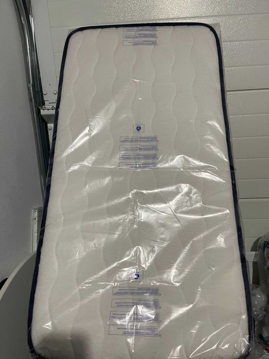 Berço branco, 60x120 cm, com colchão viscoelástico reversível.