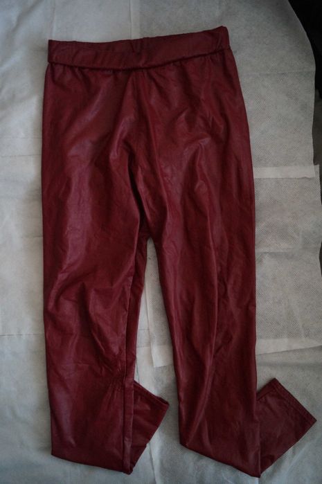 Czerwone legginsy z eko-skóry