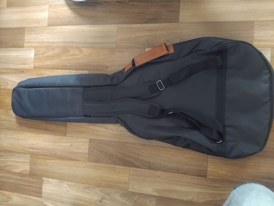Bolsa para violão ou baixo de tecido Oxford preto com detalhes em castanho.