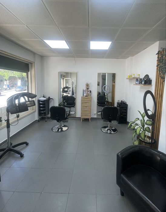 Aluguel de cadeira de cabeleleireiro e Mesa para Manicure