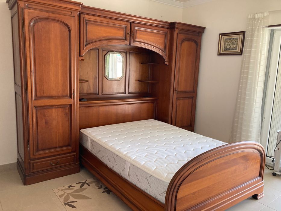 Quarto completo em cerejeira – cama, roupeiro e cabeceira