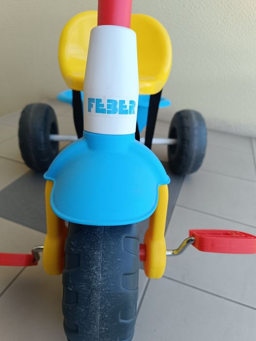 Triciclo Feber com cinto de segurança e puxador removível e ajustável