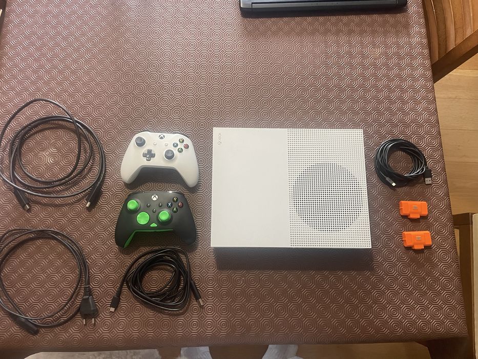 Xbox One S 1TB + 2 Comandos + Baterias Recarregáveis