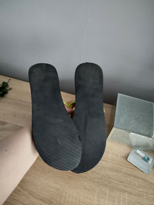 Klapki japonki z neonowymi paskami