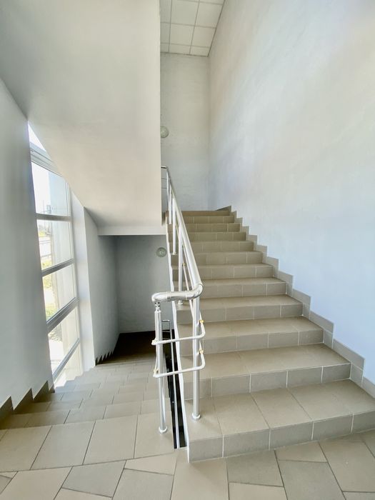 Продаж комерційного приміщення. Бізнес центр. Земельна ділянка