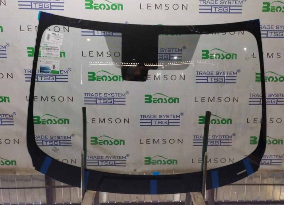 Nissan Rogue Sport лобове скло