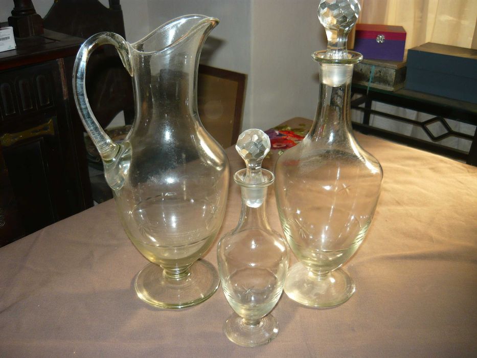 Jarro e 2 garrafas em vidro