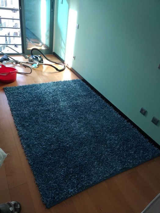 Tapete azul pelo medio