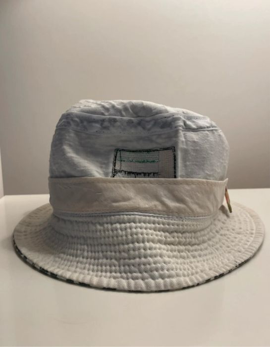 Gorro bucket preto e branco em padrão