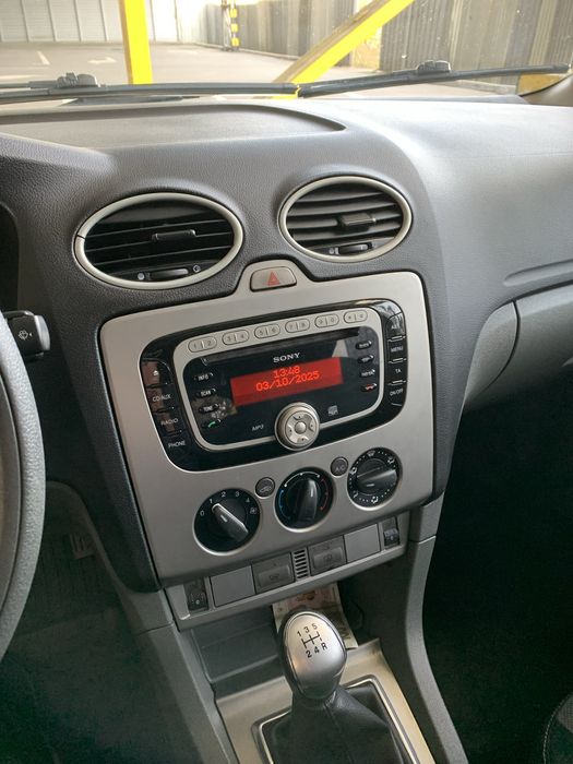 Продам серебристый Ford Focus 2010