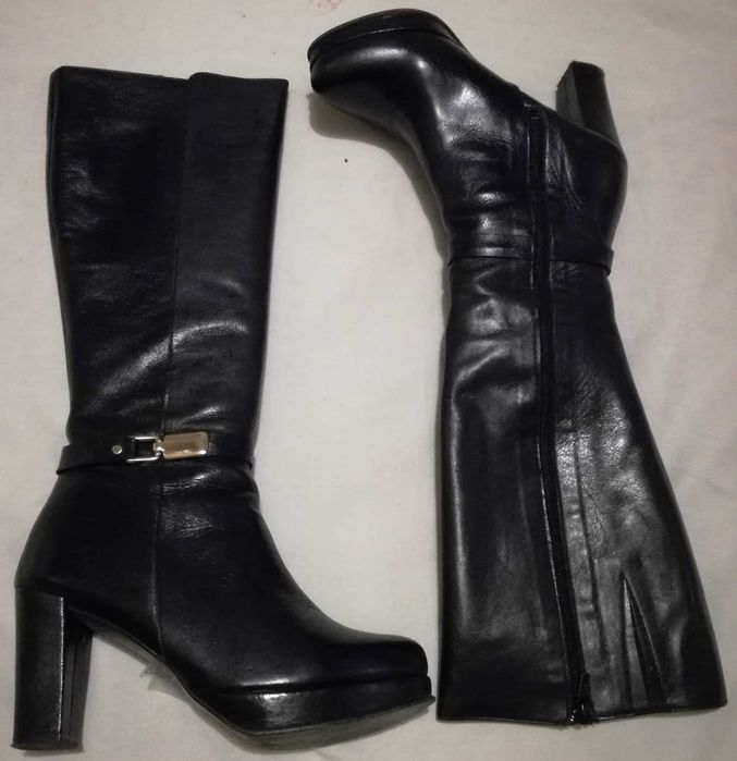 Botas pretas em pele