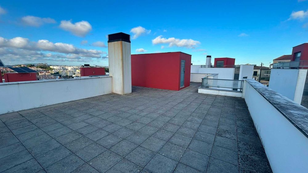 Moradia T4 com piscina na Venda do Pinheiro