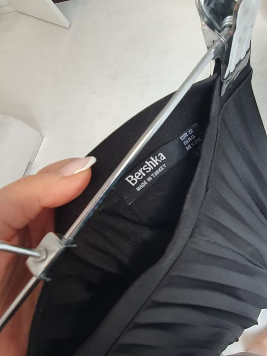 Plisowana spódnica midi czarna bershka rozmiar S