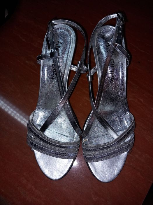 Sandálias pretas e prateadas