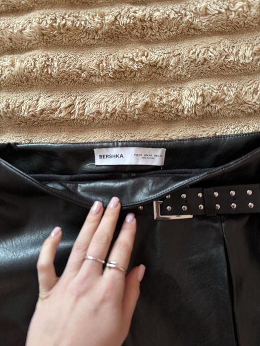 Шорти шкіряні спідниця-шорти з екошкіри та паском від бренду Bershka