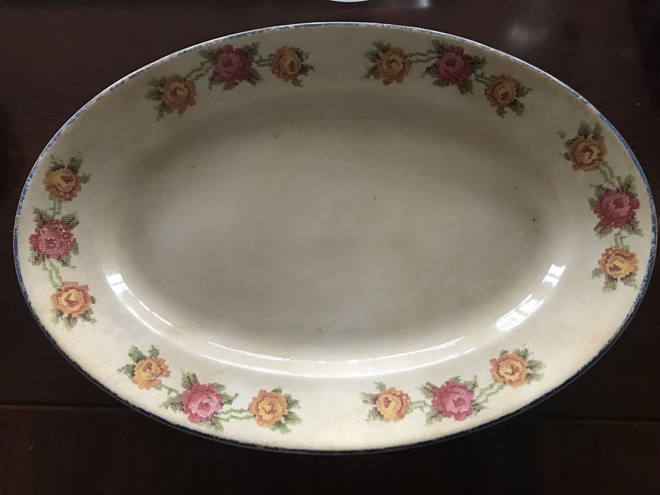 Travessa com rosas em “ponto-cruz”