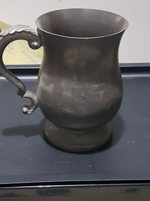 Caneca em estanho vintage