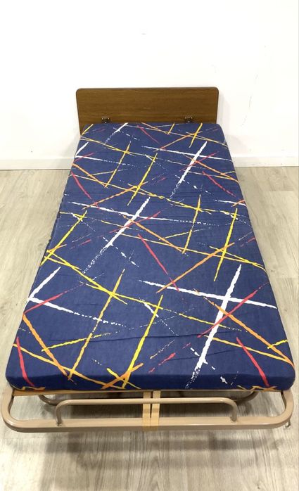 Cama dobrável de solteiro.